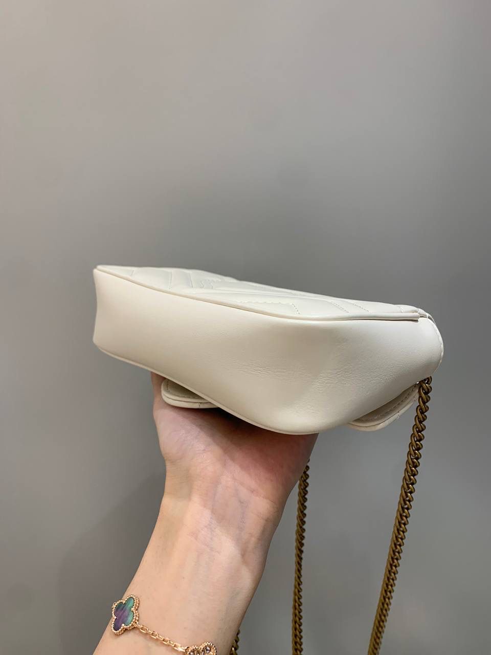 新背景实拍正品级 。经典款白色16.5cm‼️ 黑色销量第一的话那白色绝对稳居榜单第二、夏天超级热卖，基本人手一个，奶白奶白的颜色，简单干净舒服，皮质五金都是最好级别的，恰到好处的复古调调，很有质感‼️ 型号476433；尺寸16.5/10/4cm