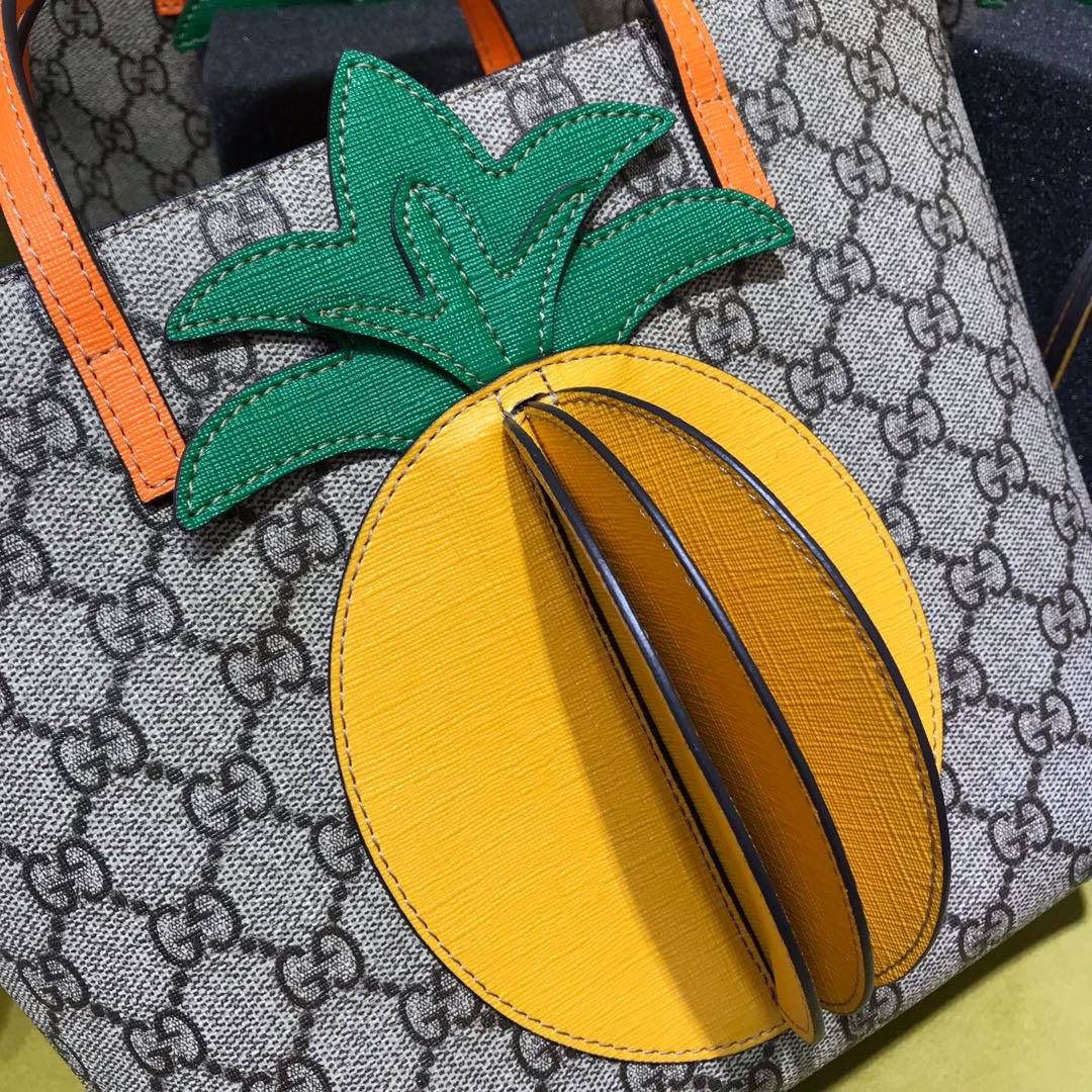 🔥𝙂𝙪𝙘𝙘𝙞原厂菠萝包 这款儿童菠萝包依旧很火，高颜值的搭配，很多小姐姐看到它都是毫无抵抗力～敲可爱！ 大菠萝：580840 尺寸：21*20*10cm