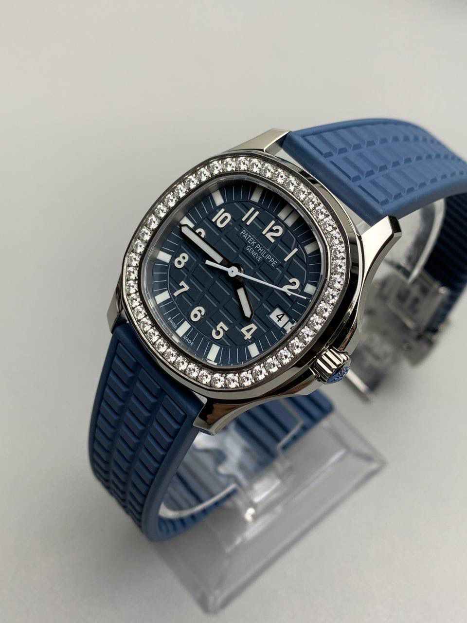 百达翡丽 5067A 手雷 石英女表 ——PPF继续购入原装PP--5067A腕表，独立拆解开模。完美还原PATEK PHILIPPE--5067A全系列石英腕表，带来全网最佳的复刻产品和极致体验。 【表带 扣】 1.采用与原装一致的天然复合橡胶（Tropical）材质，经久耐磨，可抵抗海水侵蚀和紫外线辐射。 2.完美克隆Aquanaut最新表扣，即使在非常细小的拐角处上也做有倒角润饰，确保还原正品般的舒适感。 【表壳】 1.腕表尺寸35.6X7.7mm 圆润的八角形表壳与原装一致，保持着复古的造型和精湛的打磨。 2.旋入式把头设计和实心底盖吻合与原版 3.表圈镶嵌46颗顶级施华洛世奇水晶（共计1克拉） 【机芯】 瑞士石英机芯改PPCal.E23-250芯。走时稳定，续航持久，性价比超高。
