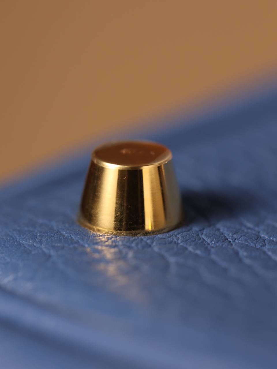 H菜篮子❤️ 玛瑙蓝蓝18cm金扣 独家渠道货！独家背景！高清实拍图！ 每个细节可放大看，全网天花板级别的菜篮子，独一无二的过验产品，每个细节都是对版的！ 纯手工制作、细工慢活、工匠精神雕刻的艺术精品！0售后，包满意！奢侈品中的精品之作！ 尺寸：18 X 19 X 13.5cm