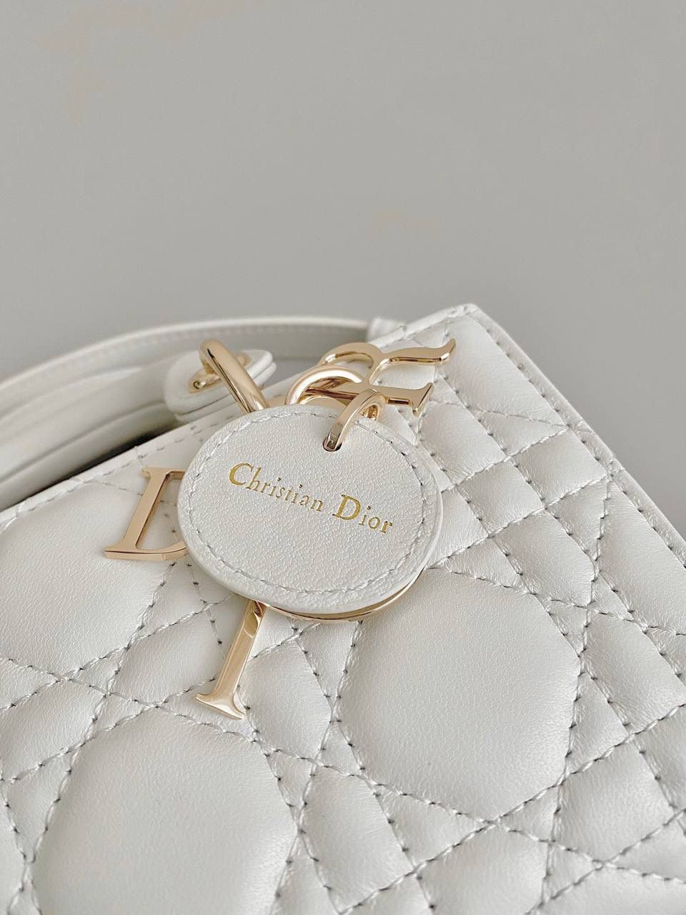 白色超迷你🎀 𝗗𝗶𝗼𝗿 𝗗-𝗝𝗼𝘆 𝗯𝗮𝗴羊皮2023早春款 时尚果然就是轮回，回归了一把中古戴妃 长方包形，短链条➕细长肩带直接封神！！😍😍 复古时髦感超强，真是什么场合都可以把住 绝对是lady中的天花板了，强势出圈啦姐妹们 17.5×10.5×6cm