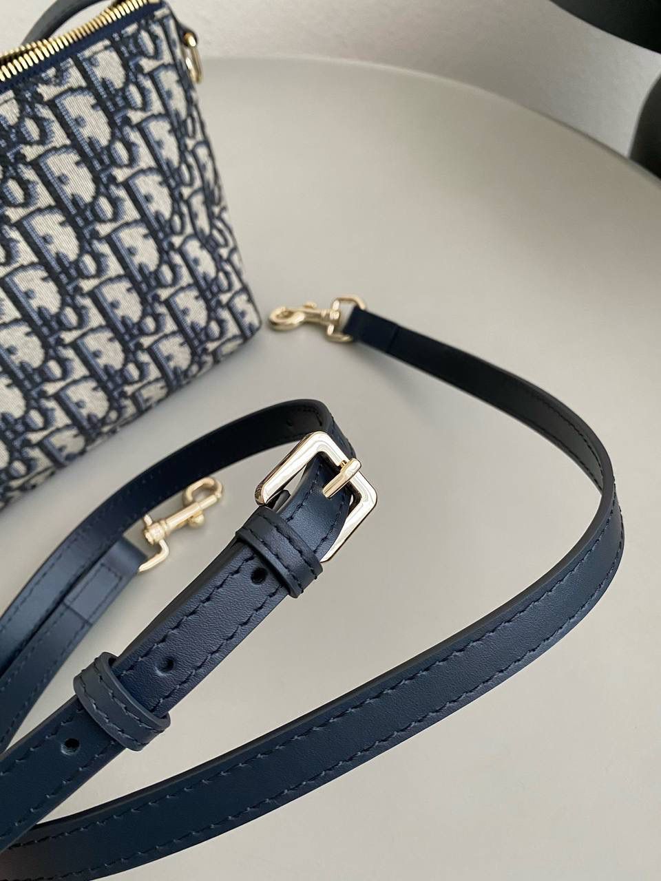 🈶老花蓝中号（配肩带） 𝗗𝗜𝗢𝗥 𝗡𝗼𝗺𝗮𝗱手提包/饭盒包🍱 又一重磅推荐了！近几年的饭盒包大火！ 各个品牌都有推出过，简直谁用谁可爱啊 复古老花帆布材质，随意揉捏不变形 日常通勤，出差当化妆包也是非常可以 我更爱它的金属插扣太高级，绝杀细节控 22×13×9.5cm #6801m