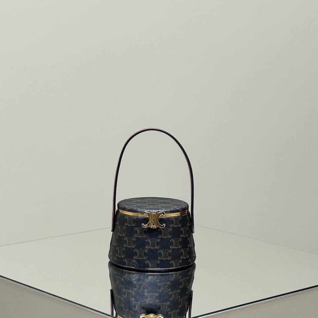 🔥大货实拍图 𝗖𝗘𝗟𝗜𝗡𝗘 ♥️ 𝗡𝗜𝗡𝗔手拎盒 型号：111353 尺寸：13*8*13cm 新品上线啦👏立体盒子包/化妆包~皮带子手拎设计➕圆筒包身，翻盖带镜子，可随时补妆。精致又不失实用性！凹造型拍照，或者当晚宴包，简直美呆🥳