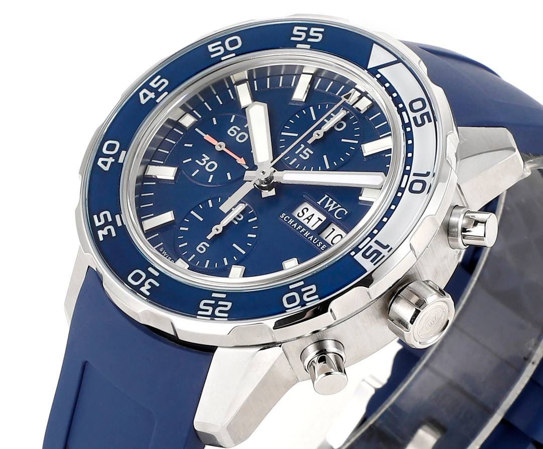 IWC万国海洋计时系列，一款直正潜水与计时融合的腕表。超高的颜值 具备「背景照明」的旋转式潜水外圈。多功能外圈里面是4毫米阔的蓝宝石玻璃圆环，底部有印花及涂上浓缩的Super-LumiNova®夜光涂层。粗犷的时标和刻度，并覆有银光涂层，在昏暗的环境中发出光芒，让时间时时掌握。材质： 316L精钢 直径： 44毫米 机芯：Asia-7750机芯🔥