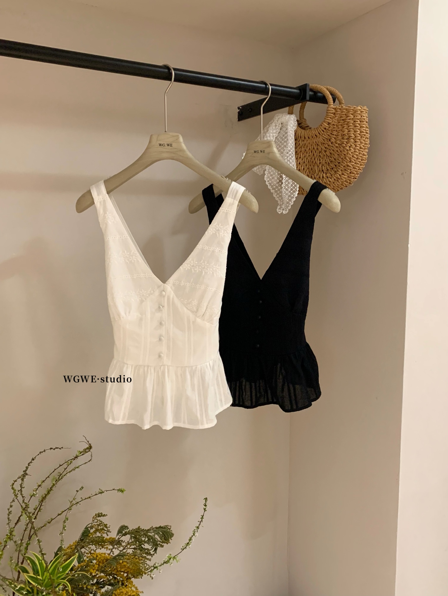 4480 交叉露背吊带上衣