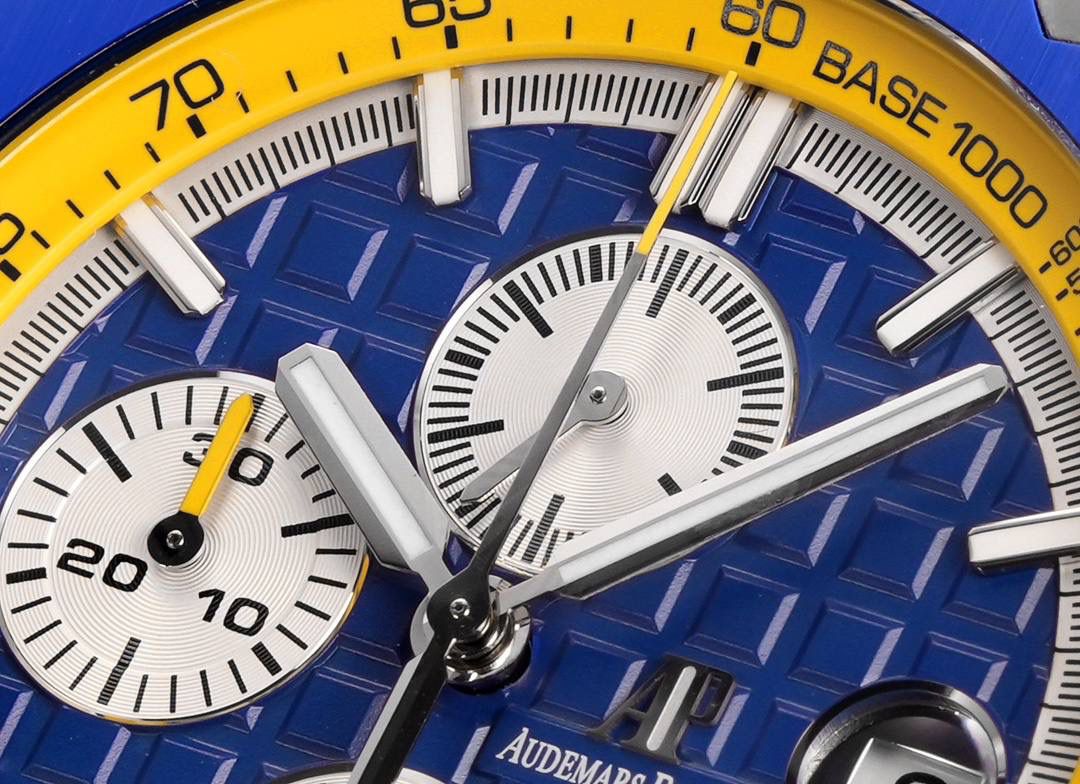 🚀皇家橡树离岸型26400/26238/26470系列正式登场！款式最全，做工最好的爱彼计时款腕表来了，有做工好的顶级货😍💯廉价的小厂货就别去考虑了！ 1，机芯采用12位小秒的定制版3126计时机芯，完美还原原版所有功能。经过精密打磨，大大加强了其稳定性。 2，其中碳纤维系列表壳采用全新碳纤维复合材料——「Carbon TPT® B.4」打造，这种高科技材料比常规 Carbon TPT® 密度提高4%，纤维硬度提升15%，树脂强度提升30%，材料结构经过各项异性优化，保持轻盈同时无比坚韧，提供迄今最强的抗冲击性能。 3，字面颜色均采用目前最先进电镀技术，非几年前的简单喷漆技术。每一个巧克力格纹装饰，通过CNC级别打磨，无限接近原版。 4，同步原版搭载微微活动头粒，胶带采用进口氟橡胶材质，皮带采用美洲鳄鱼皮材质，更加耐磨耐造。