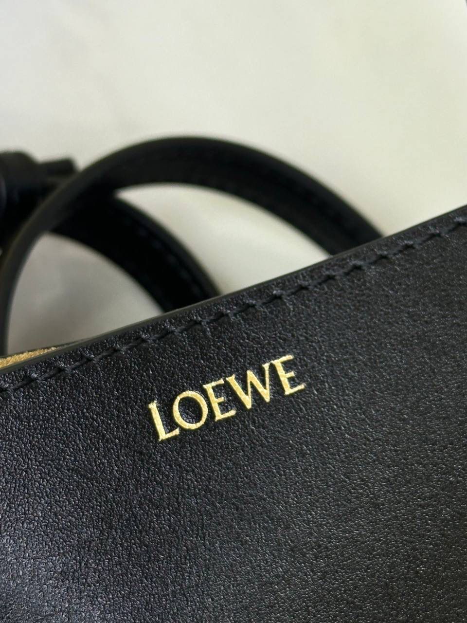 *𝐏𝐮𝐳𝐳𝐥𝐞 𝐅𝐨𝐥𝐝折叠手袋👜* ——全新【𝗡𝗘𝗪】升级‼️ 延续经典𝙋𝙪𝙯𝙯𝙡𝙚的标志性几何裁剪设计，新晋顶流🅰️𝙋𝙪𝙯𝙯𝙡𝙚 𝙁𝙤𝙡𝙚 𝙏𝙤𝙩𝙚以折纸包为灵感，升级成🉑完全折叠‼️的结构，立体与平面任意切换，出差旅行🧳必备单品。小牛皮材质轻且柔软，𝐌𝐢𝐧𝐢尺寸搭配一条可拆卸式肩带，手提，肩背，斜挎多样化背法✨ 尺寸：𝟏𝟔.𝟓-𝟗.𝟓-𝟐𝟎cm 款号：052322