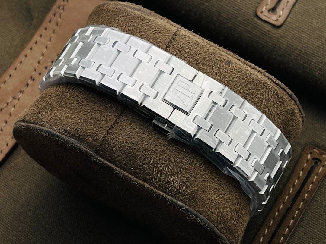 爱彼A P皇家橡树陀飞轮精品腕表 升级细节🔥 1⃣️独家订制Cal.2924机芯，动力储存68小时！ 2⃣️腕表依旧保留的八角形表圈、标志性的六角形螺丝以及经典表带！ 3⃣️皇家橡树系列超薄陀飞轮腕表在经典的“Tapsisserie”格纹上进行再度创新，形成了新的格纹“Tapisserie Evolutive”！熟悉又陌生的表盘格纹装饰带来全新观感，成为这款腕表的点睛之笔。 4⃣️表壳直径为41毫米，厚度为11.2毫米！