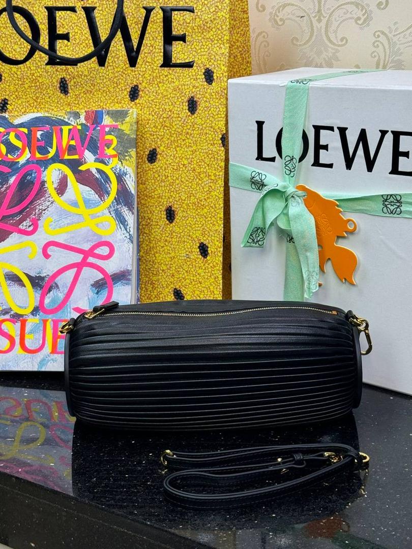 🎈褶皱羊皮手链包 ——【👉🏻黑色到货】 尺寸：𝟐𝟓-𝟏𝟎-𝟏𝟎𝐜𝐦 编码：062338 ✅采用褶皱纳帕小羊皮制成的管状小包，可转换为手链佩戴。 ✅两侧压印羊皮纹品牌大LOGO，配有🉑拆卸🉑调节的长肩带