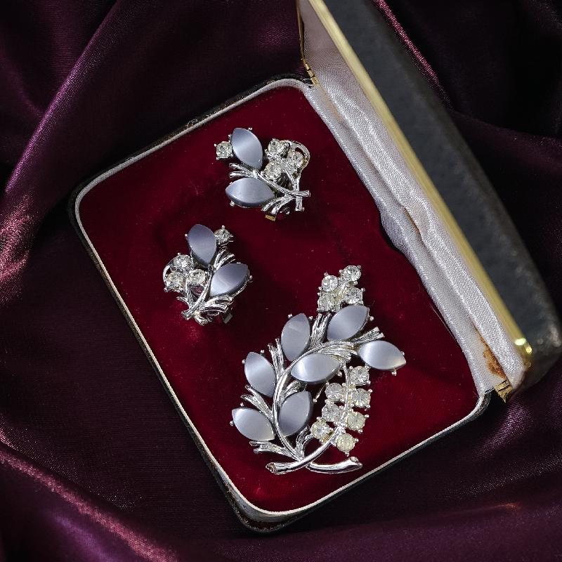 C.a. 1950-60s Elegant Dove Grey Pearlized Lucite Accented with Rhinestone Jewelry Set - Brooch & Clip Earrings (MT1119)
