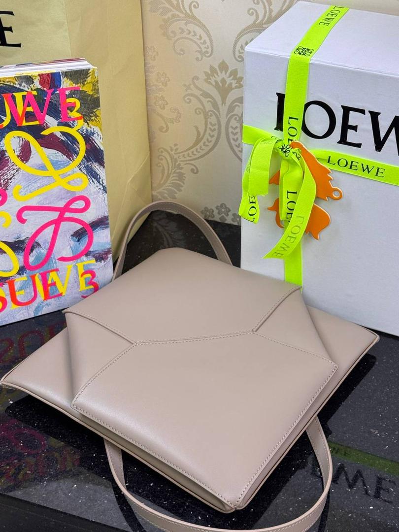 🎈*中号𝐏𝐮𝐳𝐳𝐥𝐞 𝐅𝐨𝐥𝐝折叠手袋👜*（沙色） ——全新【𝗡𝗘𝗪】升级‼️ 延续经典𝙋𝙪𝙯𝙯𝙡𝙚的标志性几何裁剪设计，新晋顶流🅰️𝙋𝙪𝙯𝙯𝙡𝙚 𝙁𝙤𝙡𝙚 𝙏𝙤𝙩𝙚以折纸包为灵感，升级成🉑完全折叠‼️的结构，立体与平面任意切换，出差旅行🧳必备单品。小牛皮材质轻且柔软，𝐌𝐢𝐧𝐢尺寸搭配一条可拆卸式肩带，手提，肩背，斜挎多样化背法✨ 尺寸：𝟐𝟓.𝟓-𝟏𝟒.𝟓-𝟑𝟏.𝟓𝐜𝐦 款号：052316