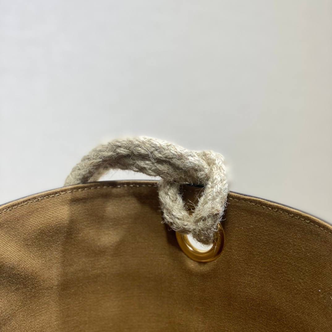 🔥大货实拍图 𝗖𝗘𝗟𝗜𝗡𝗘♥𝗕𝗨𝗖𝗞𝗘𝗧 𝗖𝗢𝗥𝗗𝗘麻绳水桶包 编号：196272 尺寸：19*23*19cm