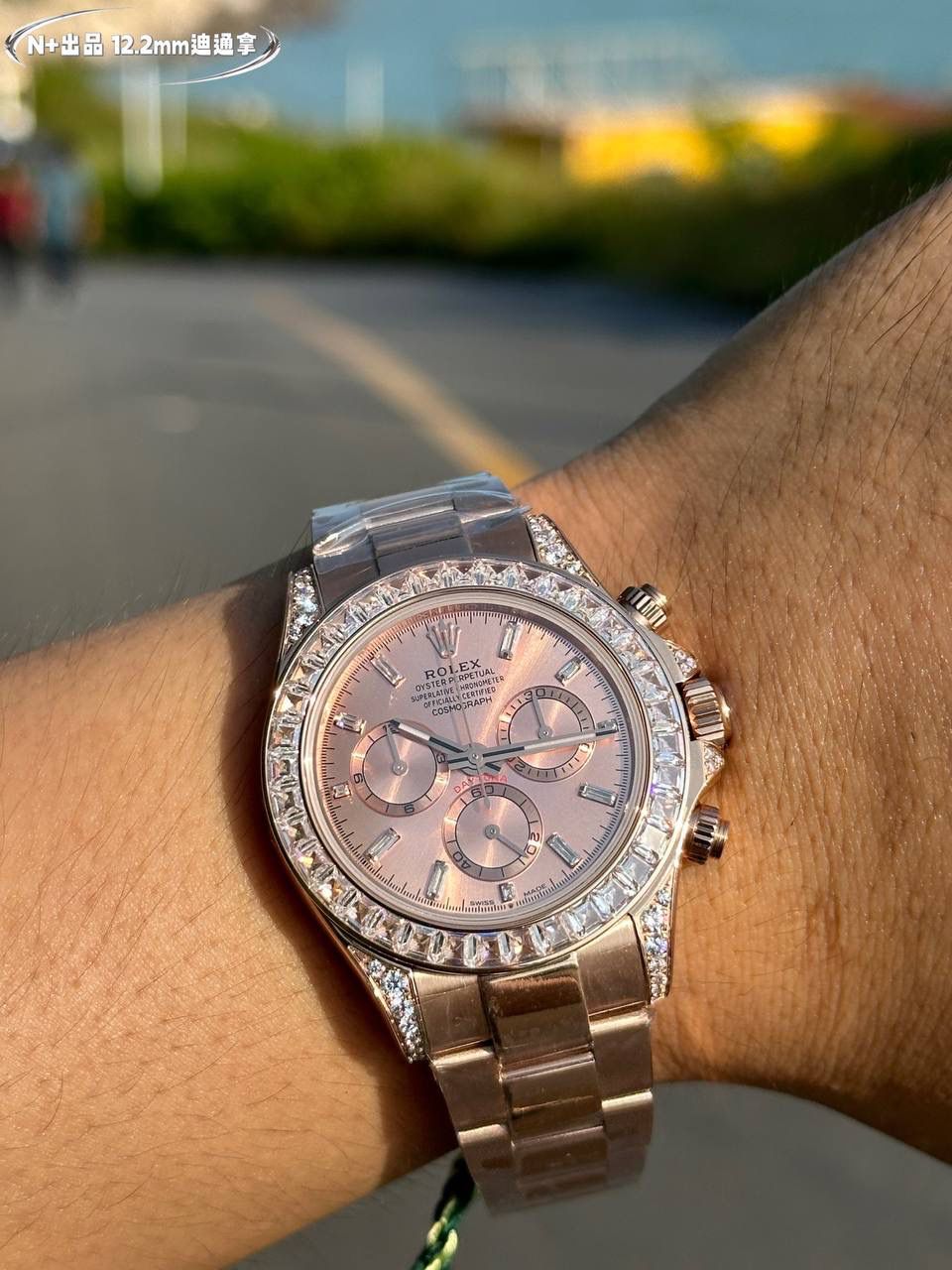 宇宙计型迪通拿！镶嵌钻圈超A壳套7750机最新版厚度仅12.2mm到货‼️ C厂开模一比一完美复刻！！！ 迪通拿尺寸:40mm×新12.2mm/老12.4mm 功能:时、分、秒、计时显示 机芯:7750一体机/改顺调机芯。 动力储存:72小时 镜面:超级水晶天然蓝宝石 字面:原版定制面版，高品质 材质:904L精钢表壳，原版一致快拆头粒，非小厂货一体普通表壳 表带:AR厂钢带，品质保证 圈口:采用进口莫桑钻镶嵌 防水:100米