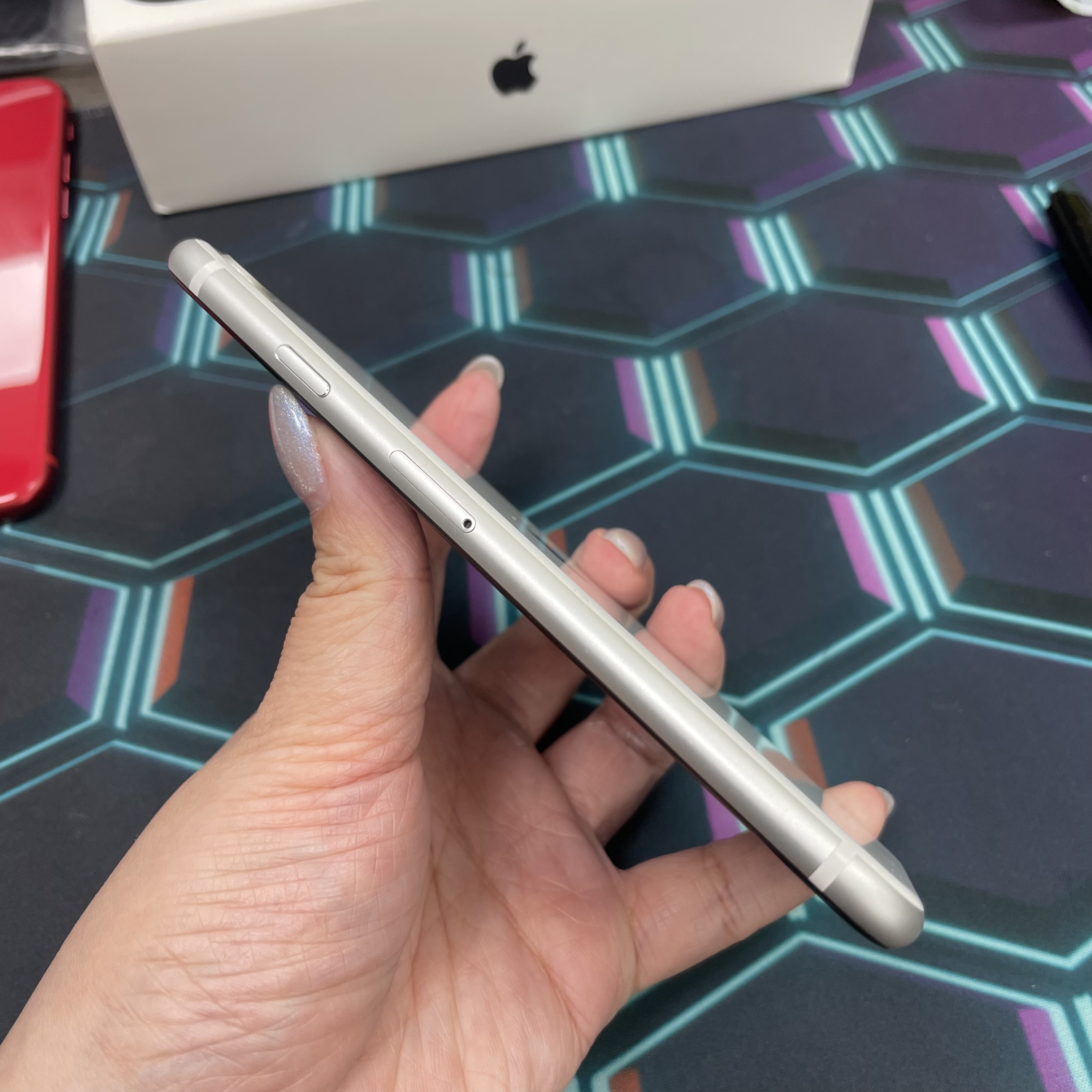 *7011 SE 2 勁靚機 128GB 電74 白色 white