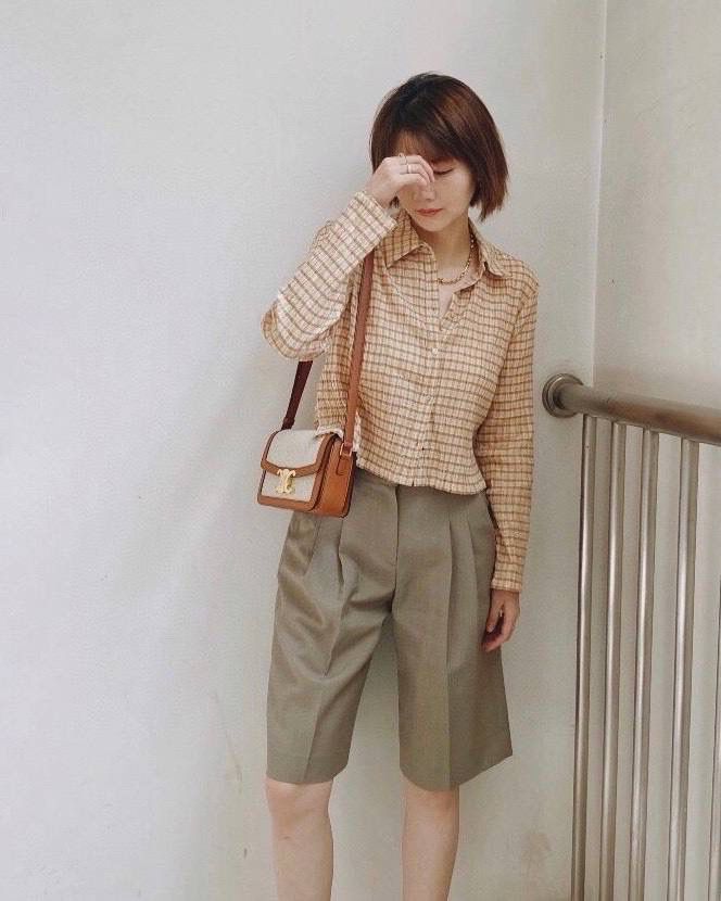 🔥大货实拍图 𝗖𝗘𝗟𝗜𝗡𝗘 ♥ 𝗧𝗥𝗜𝗢𝗠𝗣𝗛𝗘 𝗕𝗢𝗫 型号：191242 中号尺寸：22.5*16*7cm 小号尺寸：18.5*14*6cm 凯旋门自发行以来就一直火的一塌糊涂，最开始的老花到纯色到帆布，这只帆布真的太好看了，超级清新！