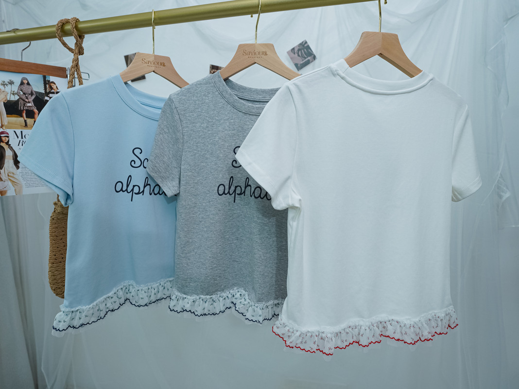 Cotton Cropped Embroidered Tee with Lace Hem ‖ 棉质蕾丝下摆刺绣短版T恤 KR013735