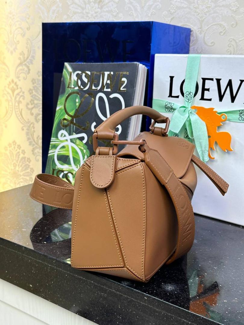 👉🏻小号𝙿𝚞𝚣𝚣𝚕𝚎 【宽肩带】 平纹/Anagram牛皮手袋👜 尺寸:𝟐𝟒-𝟏𝟔.𝟓-𝟏𝟎.𝟓𝐜𝐦 编码:65222585棕色【配全套礼盒】 秋冬最新爆款上线啦…⤴️ 从手袋的小牛皮革、缝线、背带的金属环扣，内里内衬细节.都换上了最新的饱和单色系，细腻质感，为手袋增添了不一样的视觉魅力🔅