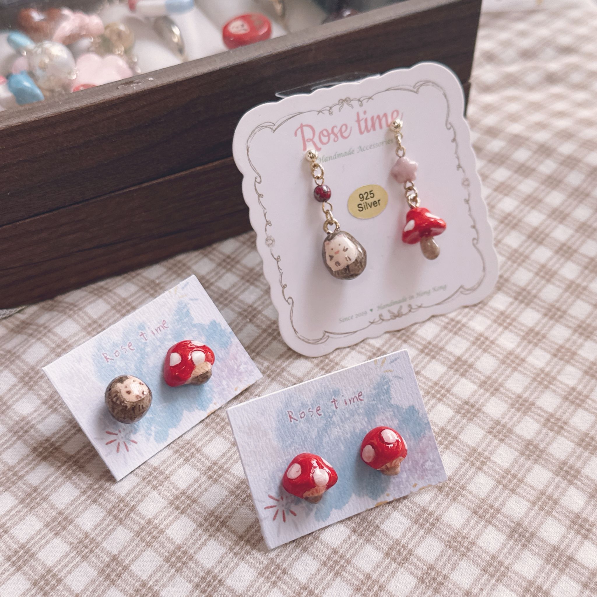 手繪半立體小刺蝟與紅蘑菇🍄耳釘