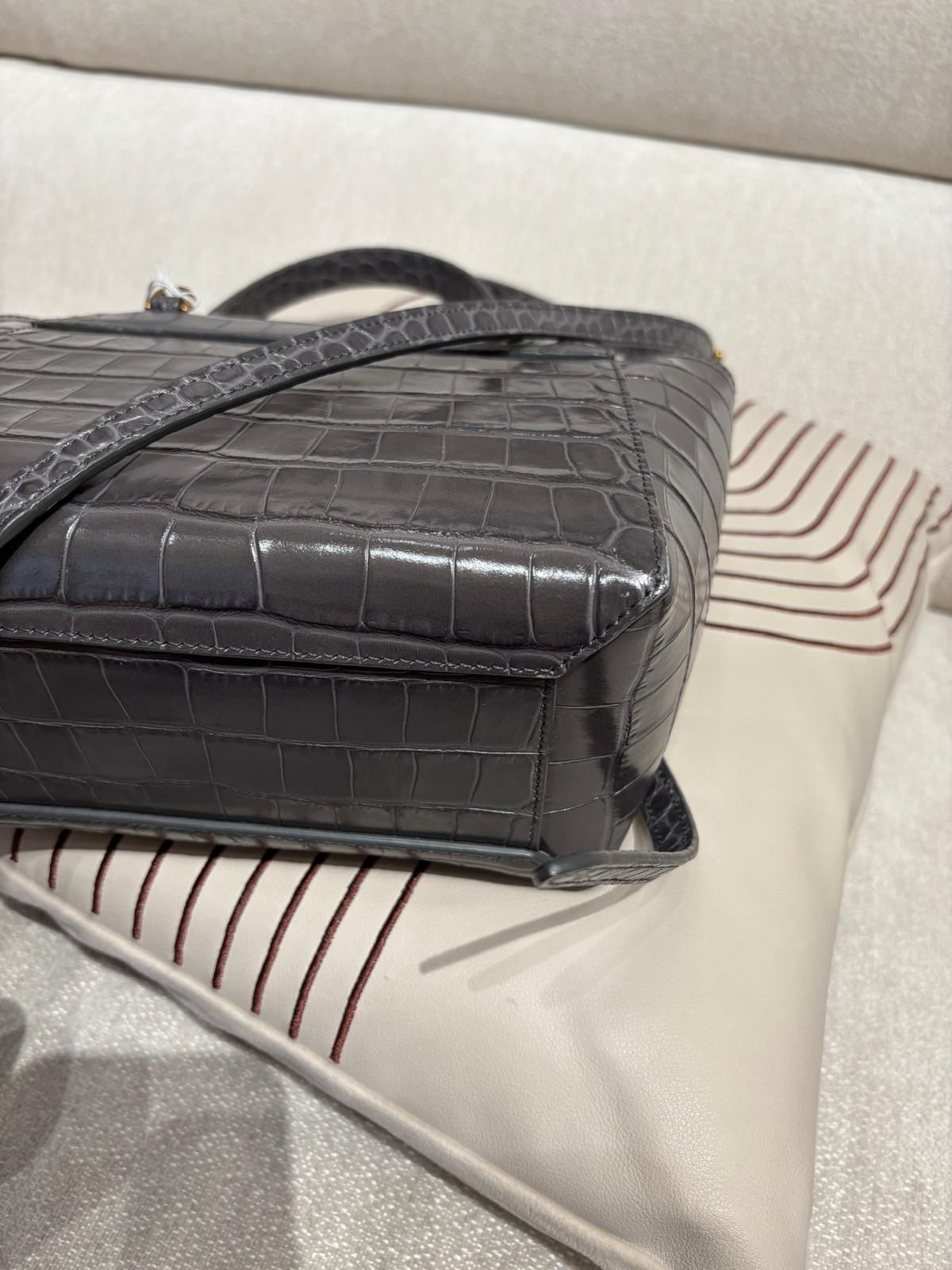 Celine Nano Belt Bag 2 Way Bag 深灰壓鱷魚紋牛皮金扣 100%Authentic,95%new✅dust bag 