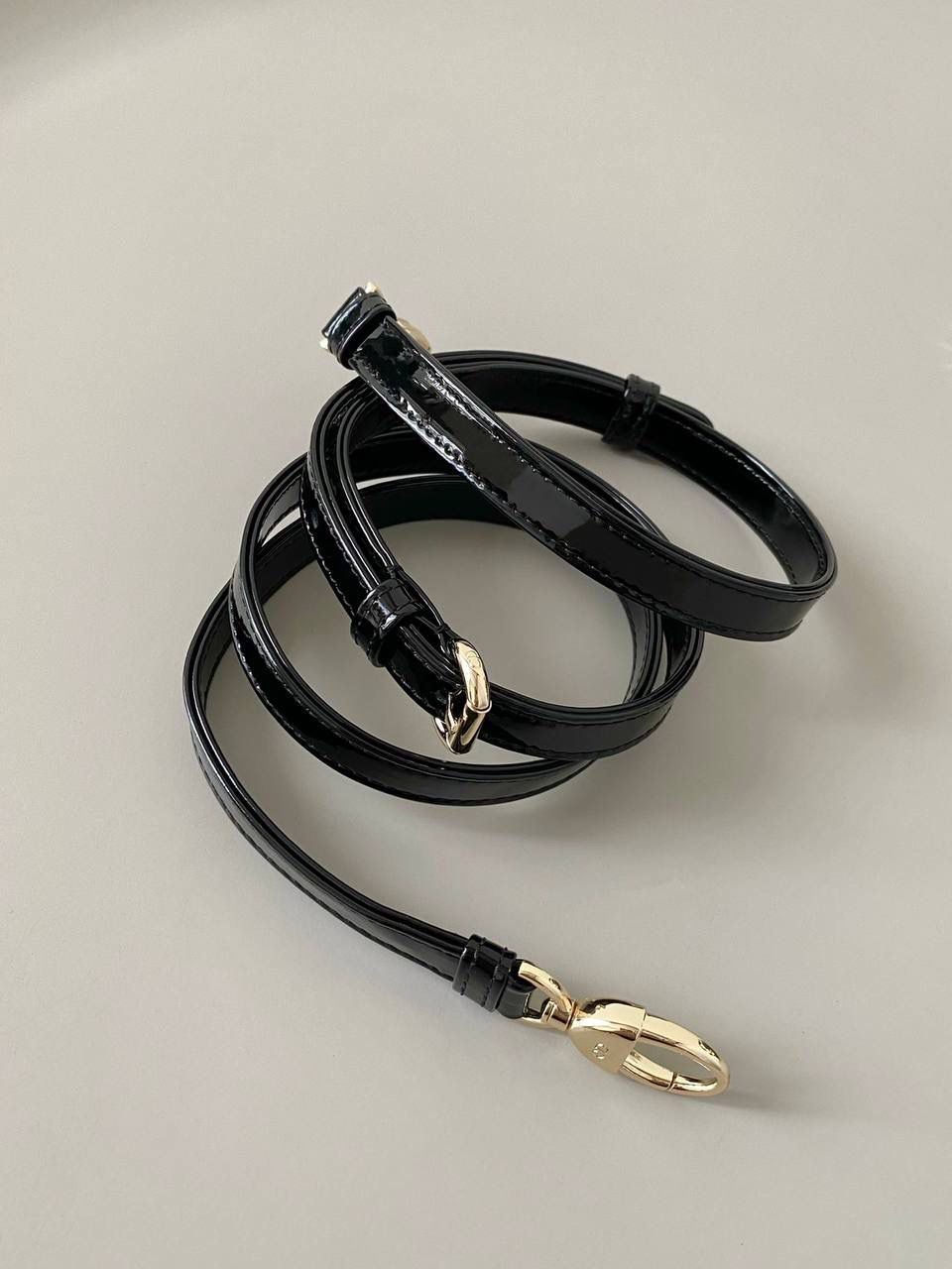 黑金🖤🤩 𝗗𝗜𝗢𝗥 𝗟𝗮𝗱𝘆三格漆皮款 全面升级，终极版本 经典款真是爱不释手毫不夸张 春夏秋冬四季包 优雅气质 可甜可咸 漆皮材质更是精致 高级感扑面而来 两条肩带，自由切换风格 17×15×7cm