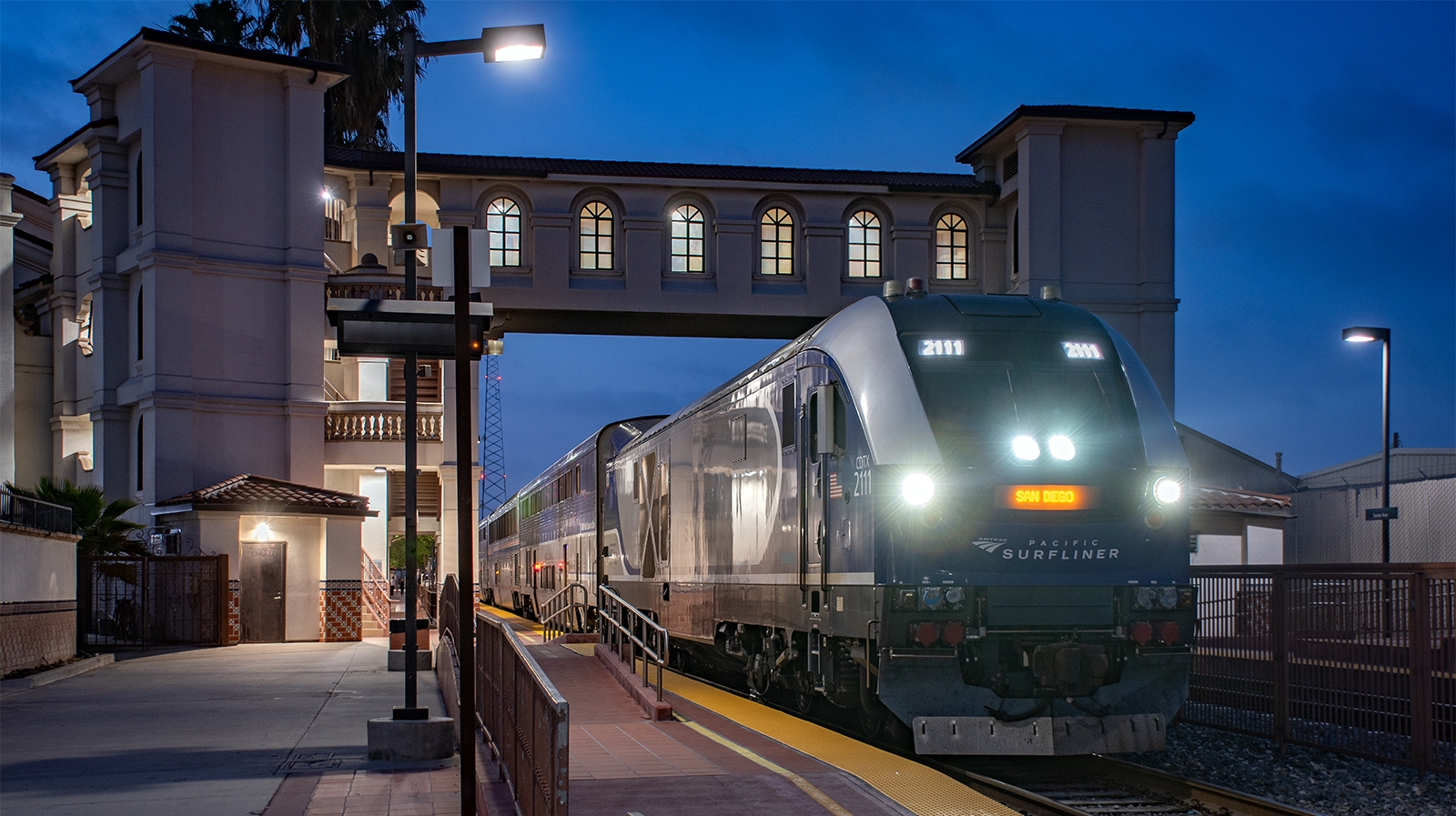 Kato 10-9001，SC44 Charger Amtrak Pacific Surfliner 動力火車頭加三客車卡套 DCC 數碼版本