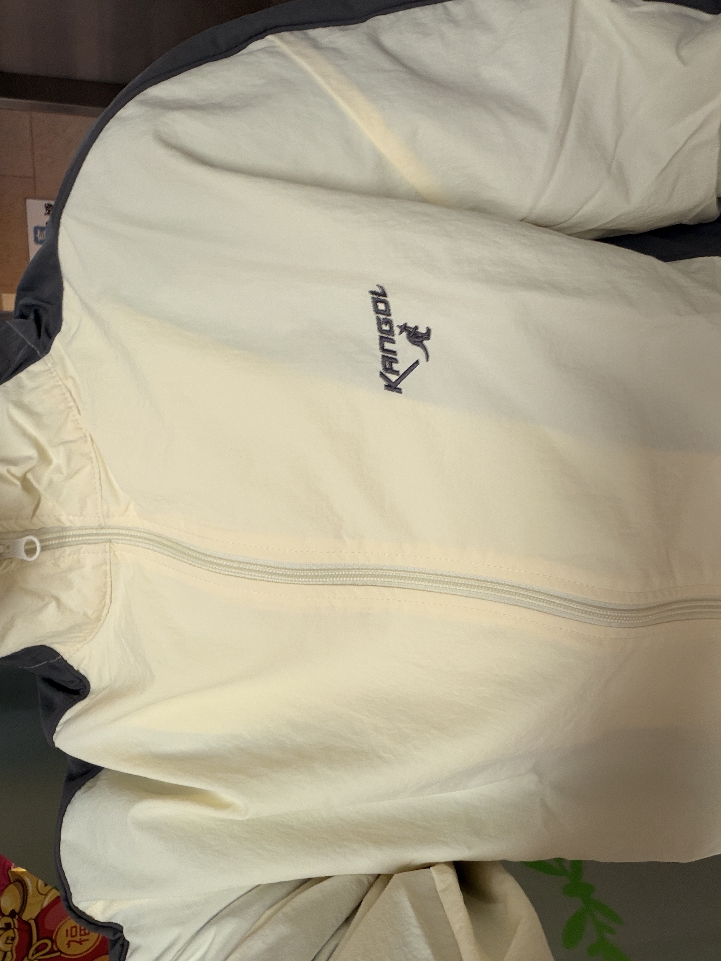 KANGOL 薄款尼龍運動夾克（IVORY)