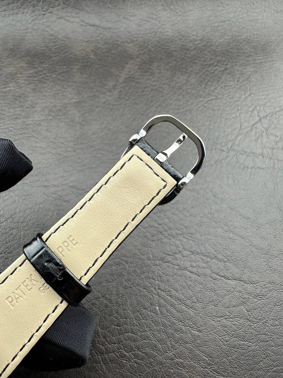 PP➕ Factory2025新品首发｜百达5738系列 68克配重版 复刻经典，更胜经典——GOLDEN ELLIPSE 黄金椭圆腕表重磅登场！ ✅ 黄金分割美学重塑：遵循1:1.6181经典比例，34.5MM×39.5MM椭圆表径搭配7.7MM纤薄厚度，复刻古典韵味与佩戴舒适度。 ✅ 316L精钢表壳：介于圆形与矩形之间的别致椭圆轮廓，还原原版线条张力，质感细腻出众。 ✅ 3D立体云贝母表盘：专属浮雕打印工艺，折射神秘深邃光泽，告别市面暗淡平庸款，上手自带高光。 ✅ 定制进口小牛皮表带：21X16尺寸对版原配，搭配同型椭圆表扣，与表壳设计遥相呼应，贴合手腕更显格调。 ✅ 9015精准机芯：走时稳定精准，兼顾实用性与耐用性，日常佩戴无压力。 PP➕不做“远观款”，只为呈现最接近原版的真实佩戴体验——从细节质感 to 上手触感，每一处都经得起近距离审视，让经典韵味在腕间完美延续！