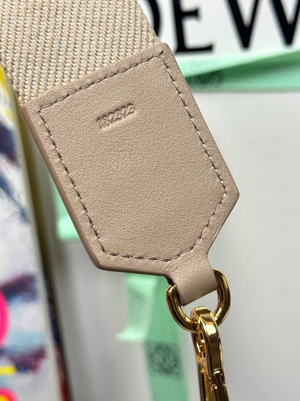 𝐀𝐧𝐚𝐠𝐫𝐚𝐦 刺绣肩带「沙色/新」 👈 全新升级上线♻️ 尺寸:131-4cm（长度可调节） 编码：182323