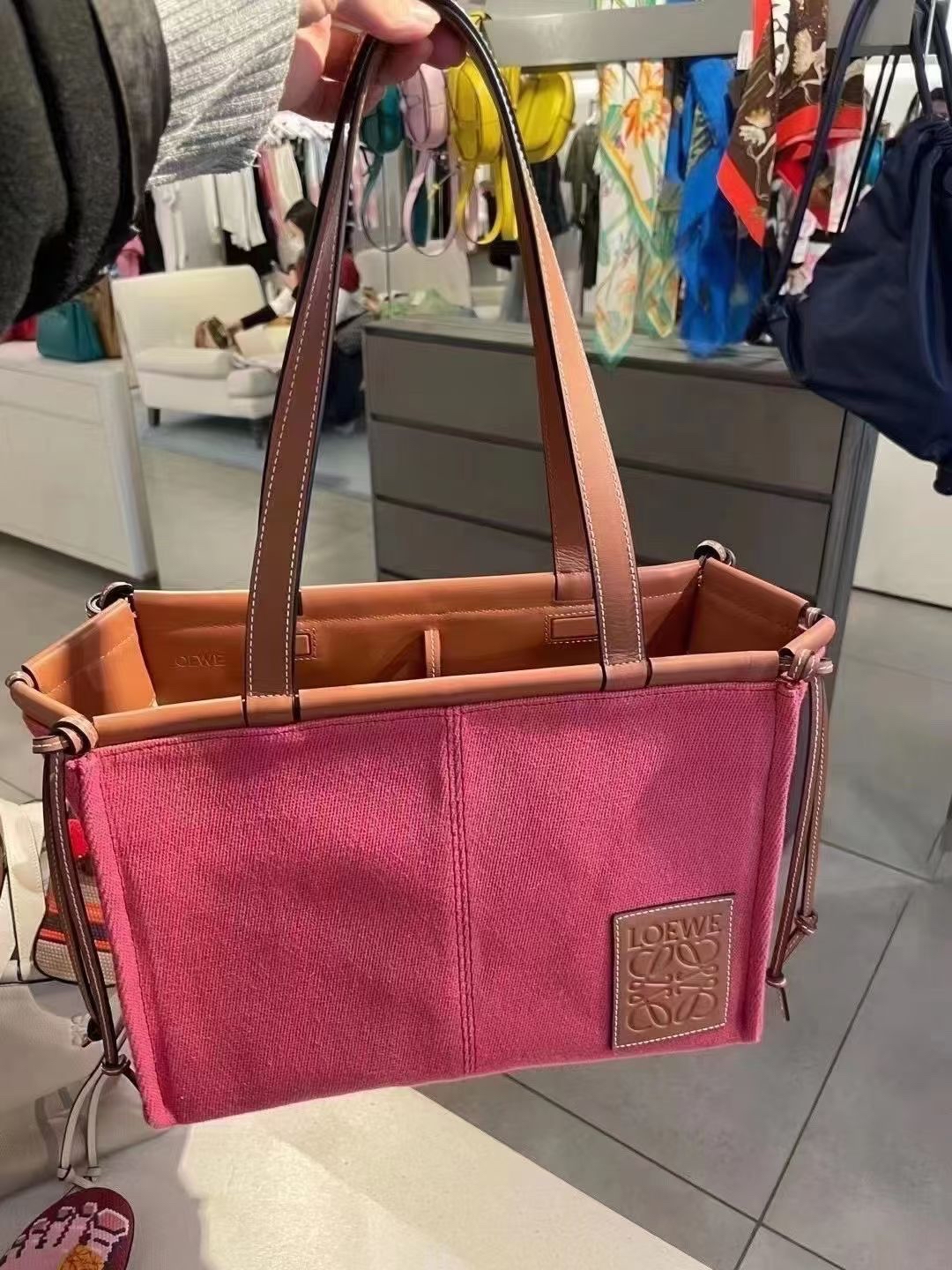 Loewe玫紅色Cushion Tote小號