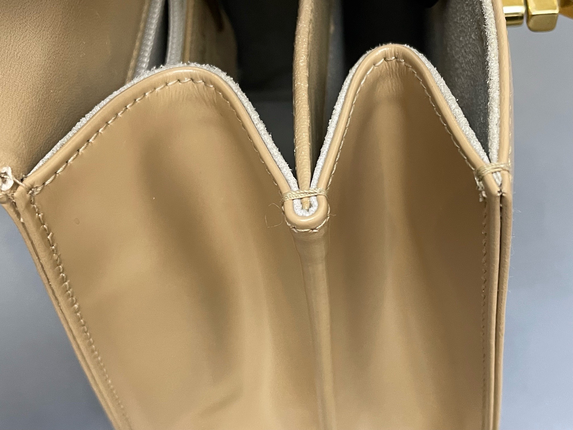 【預訂貨品】Ferragamo現代款奶茶色mini tote