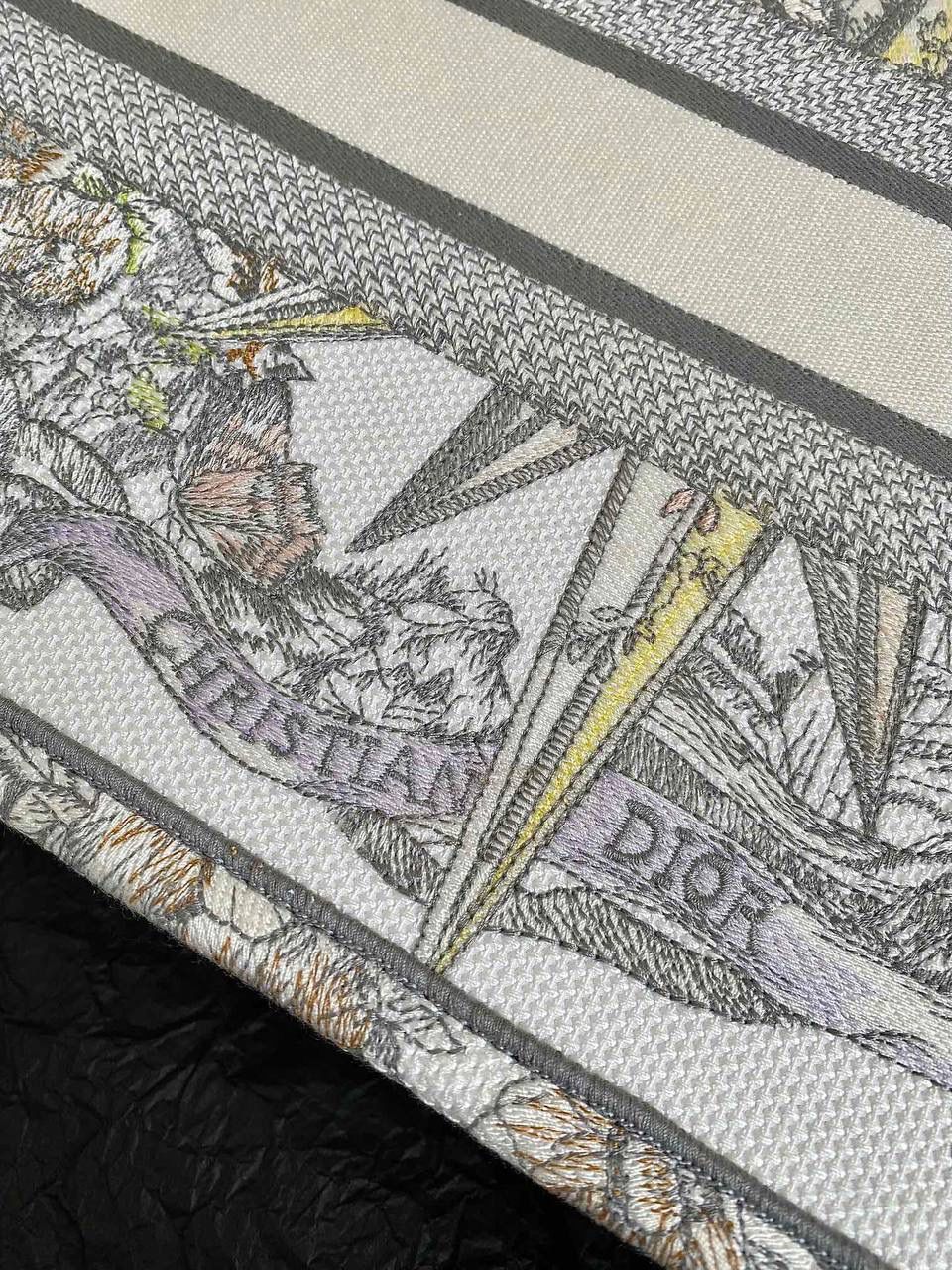 🈶多色中号 𝗖𝗗 𝗕𝗼𝗼𝗸 𝗧𝗼𝘁𝗲 23圣诞限定🎄 今年的无限梦境主题也太戳了！ 如星光璀璨，如宇宙般浩瀚 中间的星星宛如从海中诞生的维纳斯❤️ 太有视觉冲击力了，神秘而梦幻 像我们每个人都是星辰～🌟 浪漫到极致，这系列很难不买啊 36×27×16cm