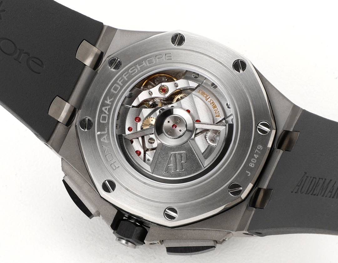 爱彼皇家橡树离岸型横空出世🔥💯引用全新的彩色陶瓷锻造技术，表壳与圈口的选料，不惜重本使用日本进口的氧化锆，无需任何颜料，以超高的压力与超高的温度锻造，形成超高密度的彩色陶瓷，再经过百里挑一，确保每一个成品都与原版毫无色差！CNC级别的打磨，将整一个表壳的边边角角完美处理，即使陶瓷，也做到毫不割手。圈口的拉丝，经过顶级的打磨技术，做到每一丝每一线都毫无断续，每一颗六角螺丝都与表框处在同一平面，拒绝一丝一毫的凸显与凹陷，诠释了何为顶级的复刻工艺！