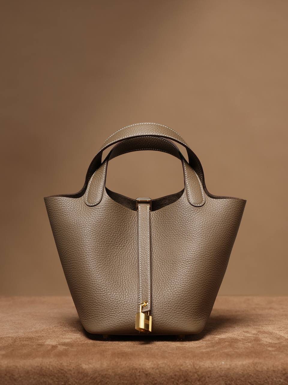 H正式上线！ 大象灰18cm金扣 独家渠道货！手机实拍！独家背景！ 纯手工制作、细工慢活、工匠精神雕刻的艺术精品！ 尺寸：18 X 19 X 13.5cm