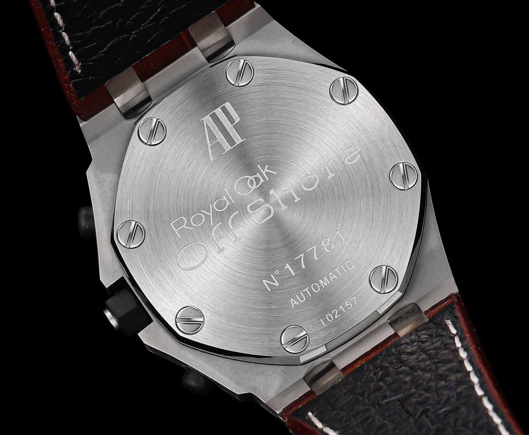 🚀皇家橡树离岸型26400/26238/26470系列正式登场！款式最全，做工最好的爱彼计时款腕表来了，有做工好的顶级货😍💯廉价的小厂货就别去考虑了！ 1，机芯采用12位小秒的定制版3126计时机芯，完美还原原版所有功能。经过精密打磨，大大加强了其稳定性。 2，其中碳纤维系列表壳采用全新碳纤维复合材料——「Carbon TPT® B.4」打造，这种高科技材料比常规 Carbon TPT® 密度提高4%，纤维硬度提升15%，树脂强度提升30%，材料结构经过各项异性优化，保持轻盈同时无比坚韧，提供迄今最强的抗冲击性能。 3，字面颜色均采用目前最先进电镀技术，非几年前的简单喷漆技术。每一个巧克力格纹装饰，通过CNC级别打磨，无限接近原版。 4，同步原版搭载微微活动头粒，胶带采用进口氟橡胶材质，皮带采用美洲鳄鱼皮材质，更加耐磨耐造。