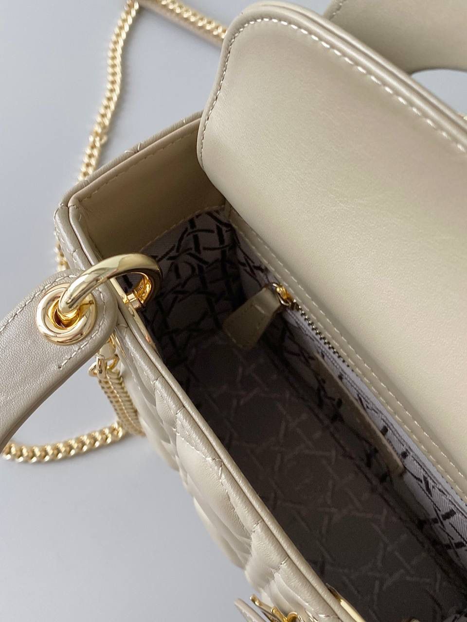 奶茶色🎀𝗗𝗜𝗢𝗥 𝗟𝗮𝗱𝘆羊皮三格 谁能拒绝这只刚出的新颜色啊 救命，真的太温柔了！很显气质 淡淡的色调，看着心情就很好 比去年的奶茶色要深，偏灰调些 进口原厂羊皮➕全钢五金，最高版本❤️‍🔥 17×15×7cm