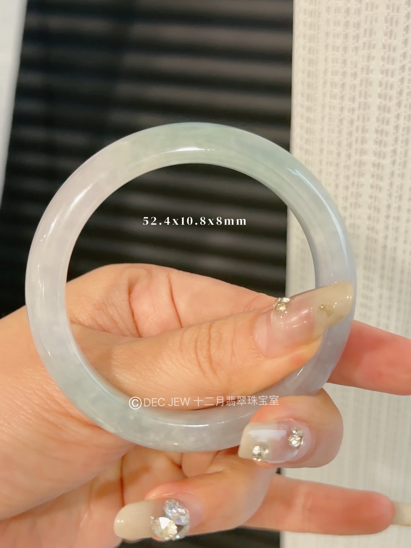 ✨马来西亚现货 · 手镯现货发售 ✨ 🟢 52正圈木那雪花棉翡翠手镯📏 手镯尺寸 • 圈口：52.4mm • 宽度：10.8mm • 厚度：8mm 📄 附证书 每只手镯均附专业鉴定证书，安心选购 ✔️ 🕊 鉴赏期 支持鉴赏期，购买更放心 🌍 全球配送 马来西亚现货，支持全球邮寄 ✈️ 📩 欢迎私讯咨询 / DM 查看细节与实#马来西亚翡翠 #怡保 #吉隆坡 #新山 #新加坡
