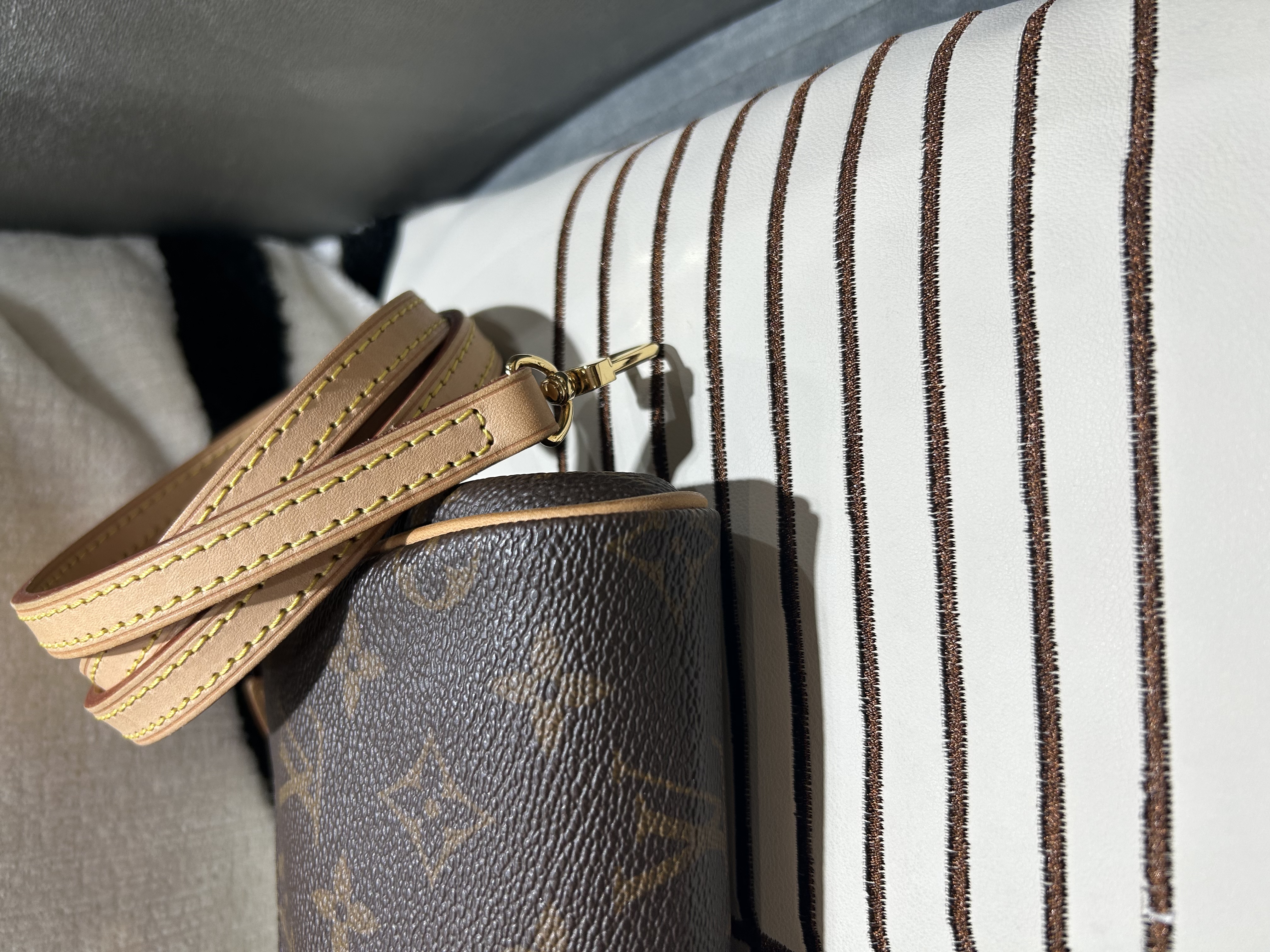 Lv Eva 2 way bag monogram Louis Vuitton M95567 100%Authentic, 98%New ✅Strap ✅Dust bag