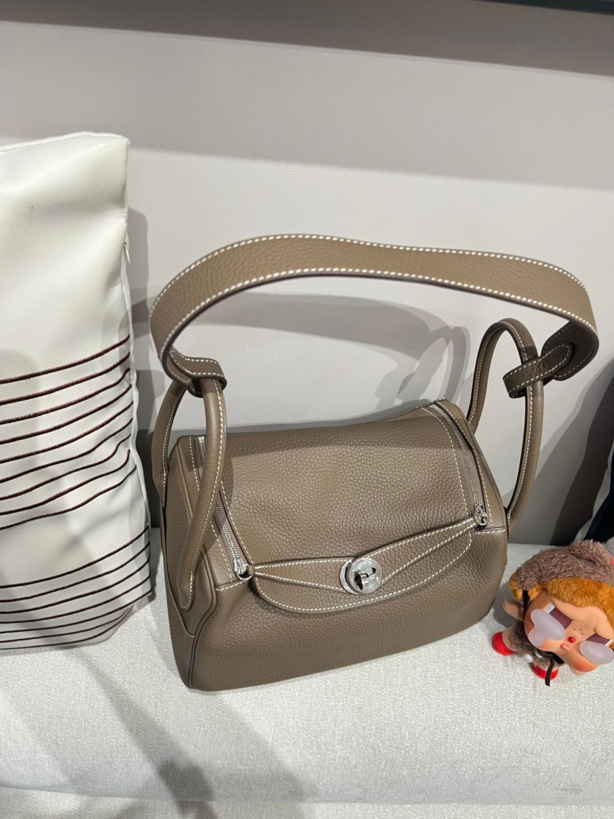 Hermes Lindy 26 Stamp D Etoupe 大象灰銀扣100%Authentic, 98%New ✅Dust bag✅Raincoat✅Box