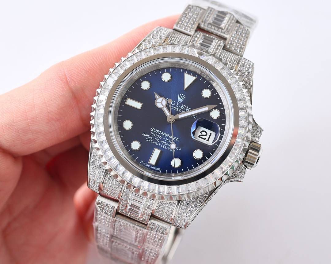🎉🎉数量稀有 出完再无！她奢华至极，完美还原史上最昂贵的劳力士满天星腕：潜航者型密镶钻款！🎊🎊全表满镶嵌施华洛世奇钻石尽显精致美感，提升佩戴者的贵族气质。极致奢华身份的象征！花较少的钱，享受高大上的体验，难道不香嘛？ 【表壳】腕表尺寸40mm。采用德国顶级904L蚝式钢所制。表圈，表壳，表链都密集镶满最顶级的施华洛世奇美钻。尽量还原正品奢华至极的无敌质感。 【表带】采用904L蚝式钢打造，蚝式表带于1930年代末推出，由三排宽大、平整的链节组成，极其坚固，表链全身也整齐缜密的镶满美钻，效果光华四射。（另配送硅胶表带） 【机芯】采用经典ETC2836全自动机芯，性能极为稳定。 【镜面】蓝宝石镜面。超强夜光字面，字面颜色更细腻做出了与正品一致的视觉效果！ 🍻 上手震撼尊贵非凡、供表友玩家鉴赏！