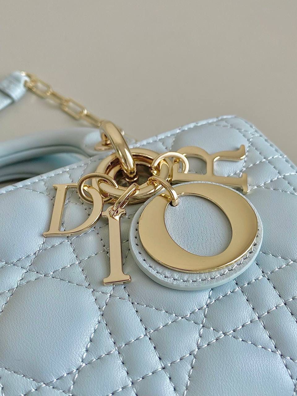 湖水蓝，小号 𝗗𝗶𝗼𝗿 𝗗-𝗝𝗼𝘆 𝗯𝗮𝗴23新色🩵 秋季新颜色太甜太美了！奶呼呼的 不是正baby 蓝哈！别被网图滤镜误导了 清澈澄明的湖水颜色，是一种淡色调带绿的蓝 就会在不同光线角度下，呈现偏绿或偏蓝调 特别温柔清冽，像夏日的风一样温凉如水 干净纯粹，柔和中有股力量带来的平静感 整个人都被治愈了啊啊啊！！ 中号 - 26 x 13.5 x 5cm 小号 - 22.5 x 12 x 5.5cm