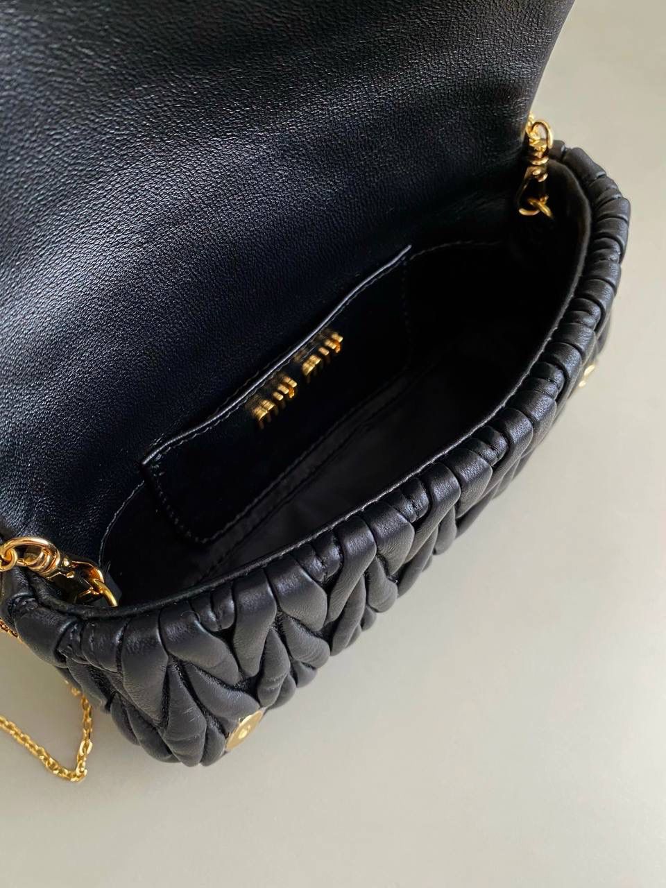 🈶黑色 𝗠𝗶𝘂𝗠𝗶𝘂 𝐰𝐨𝐜链条包 咱就是说是不是不止我一个人喜欢这款链条包⛓真的好好看！精致的一塌糊涂，当一只手拿包也能彰显气质 我们用的是进口小羊皮！非国产皮料 肉眼可见的细腻，软软糯糯触感非常好！ 他家经典独特的褶皱工艺，是要有一定厚度 底料太薄了都做不出它的饱满 弹性 更不是市场通货干瘪瘪的褶皱，实在太假 我们新合作的老师傅在这细节上扣的很认真 一缕一折都有zp的神韵，且做到对版！！追求高品质的来 18×9.5×4cm #F0003m