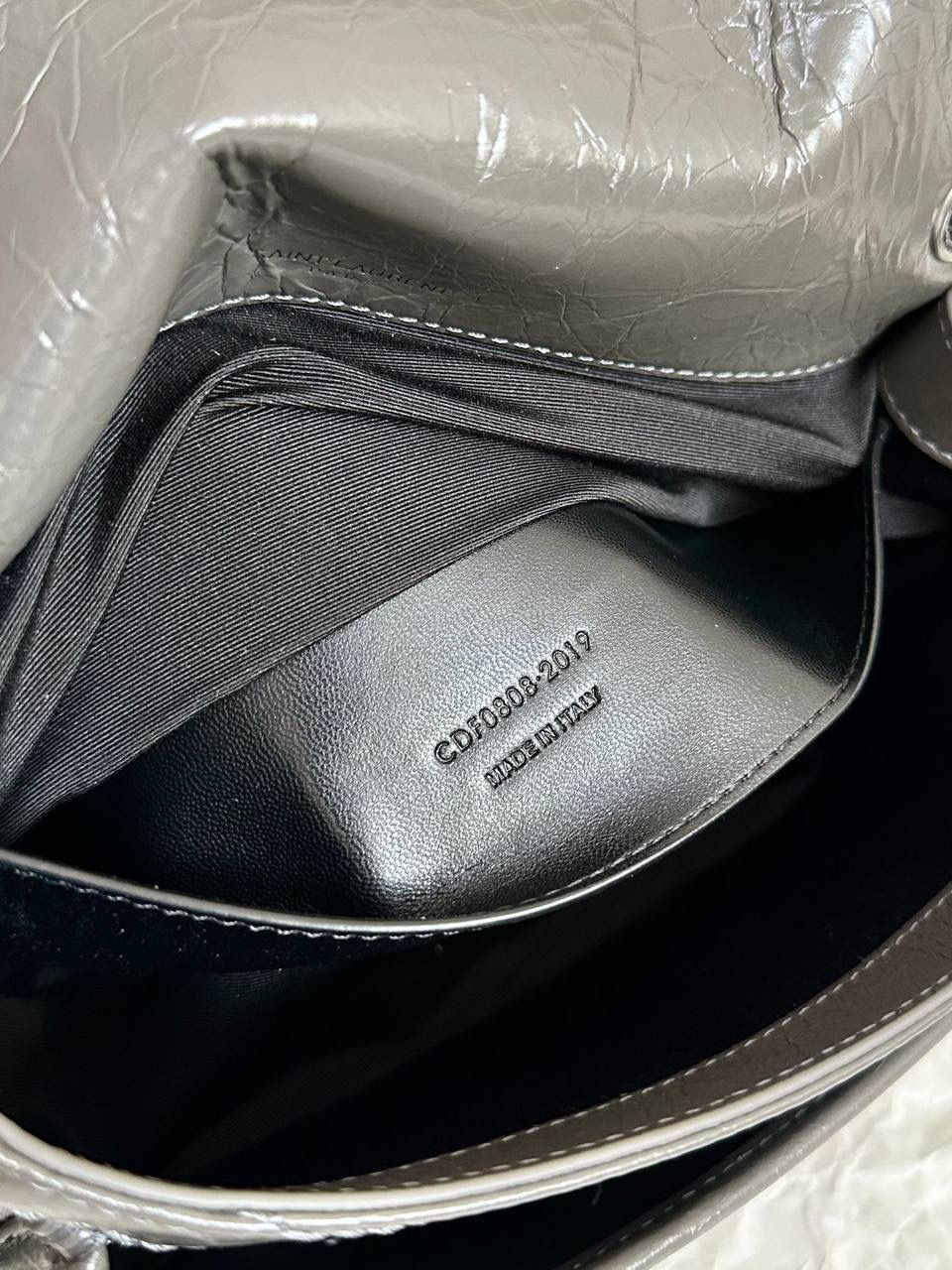 ys1 niki 油蜡皮深灰色(storm)小号🌪️ 作为他们家的must have之一 我们找到了专门做了10余年ys1的老师傅来做 按他的话说，闭着眼睛都能做出来 原厂皮，全钢五金，半金半银的烫金logo 这个包真的做得非常非常好！ 我们也和zp一样同步更新了两个"D扣"小耳朵 听我一句，niki种草了就一定要买 几乎每个买了niki的姐妹都会后悔买晚了！ 早买早享受咯～ 小号：22×16×7.5cm633160m 中号：28x20x8.5cm633158m