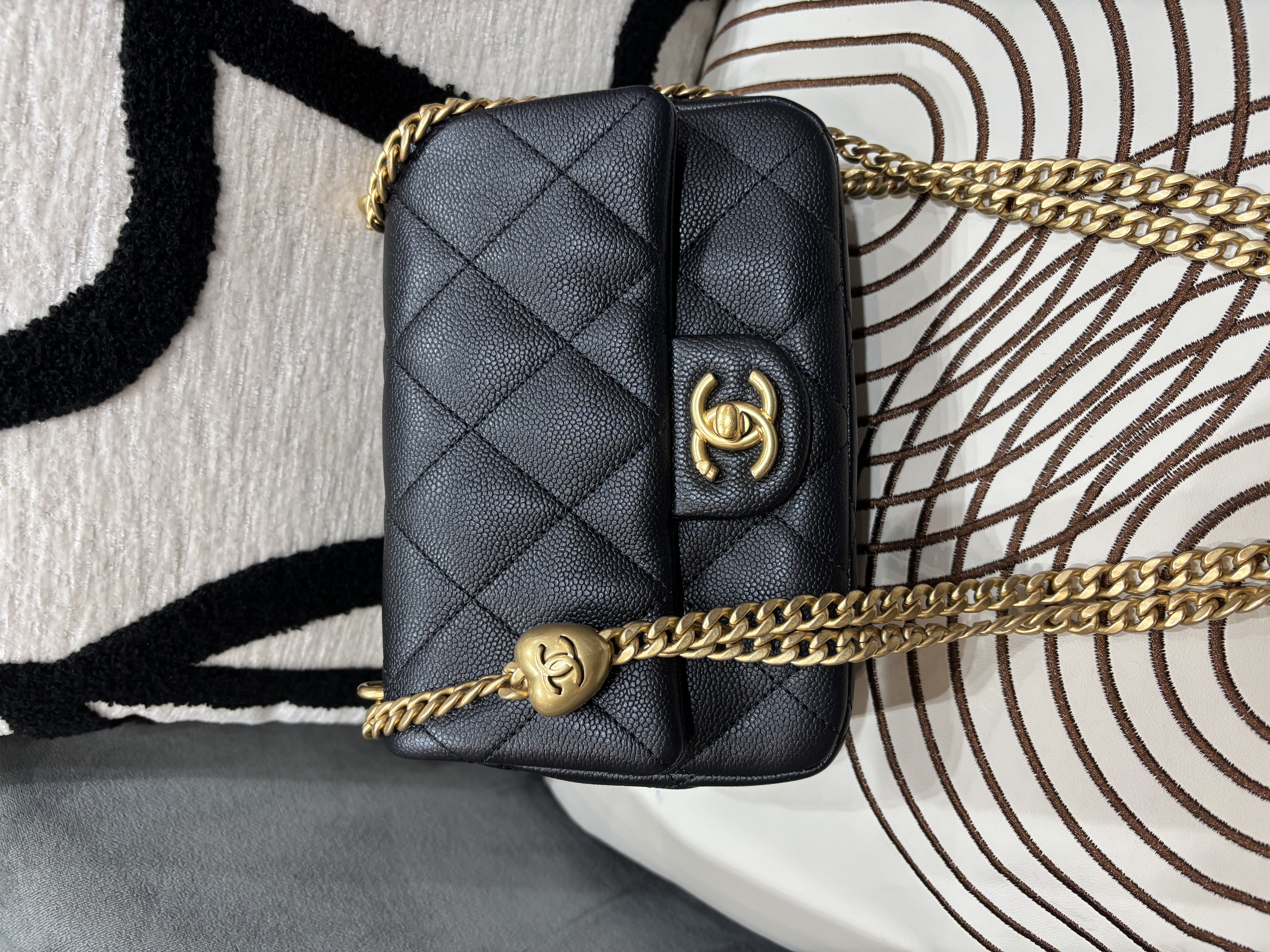 未使用品 Chanel flap bag 黑色魚子醬牛皮心心金球 心形調子求方胖子100%Authentic, Unused未使用品 ✅晶片✅收據✅Dust bag✅Box