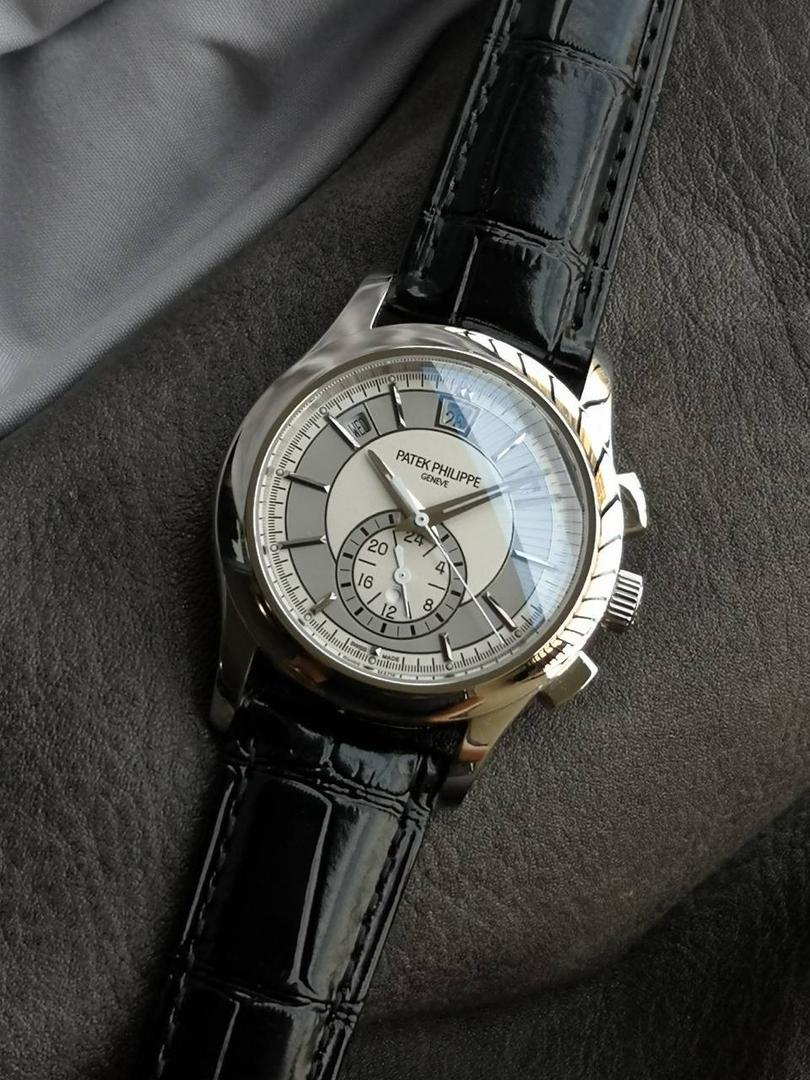 2024墙裂推荐 重金打造经典时计】——百达.翡丽复杂功能系列5905R-010重磅登场，迄今推出的首款Nautilus复杂腕表，以超复杂的工艺技术打造休闲运动腕表。 1⃣️小身板大能量：尽揽以下功能∶12点位日历功能 10点位星期功能 2点位星期功能 6点位24小时。所有功能都可正常使用。 2⃣️机芯采用复刻版Cal.240自动上链机芯，在实现外观的逼真前提下，功能一并完美诠释。 3⃣️改装大师独立制表人，倾情参与定制改装表盘颜色，给予独一无二的腕表增添有趣的灵魂！ 匠心力作 欢迎各位表友品鉴！