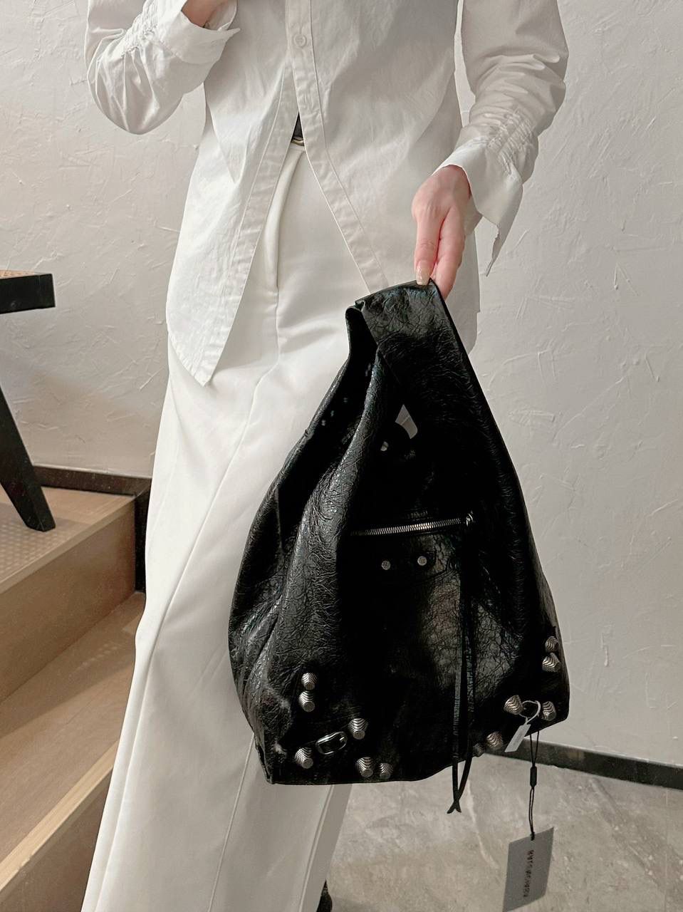 仅剩少量❗️ ba1enciaga le cagole菜篮子背心购物袋📌 超级酷且有趣的一只包 随意又慵懒，还有点酷酷，哈哈哈 是一只可以让全身穿搭升华的时髦包！ 真的很爱机车系列的皱褶感 这个一定要用原厂皮！原厂皮！ 国产的皮又硬又光滑 而且没啥油蜡皮的纹路 一点柔软质感都没有❌ 皮料决定整个包的灵魂 我家的货啊，价格虽贵，但是货好！！ 拒绝市场便宜国产皮通货👿👿 32×30.9×13.9cm780976m