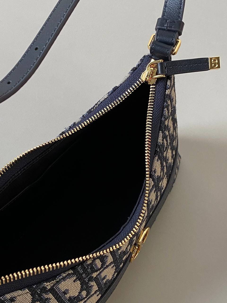 🈶老花蓝 𝐃𝐢𝐨𝐫 𝐦𝐢𝐬𝐬 𝐜𝐚𝐫𝐨水饺包 喜欢腋下包的有福啦！ miss caro系列的这款迷你单肩包 性价比极高，线条自然流畅 看着虽小，但装promax还绰绰有余 很适合日常出门、通勤、出游、轻装上阵 极尽优雅！ 23×13×6cm #💰118005m