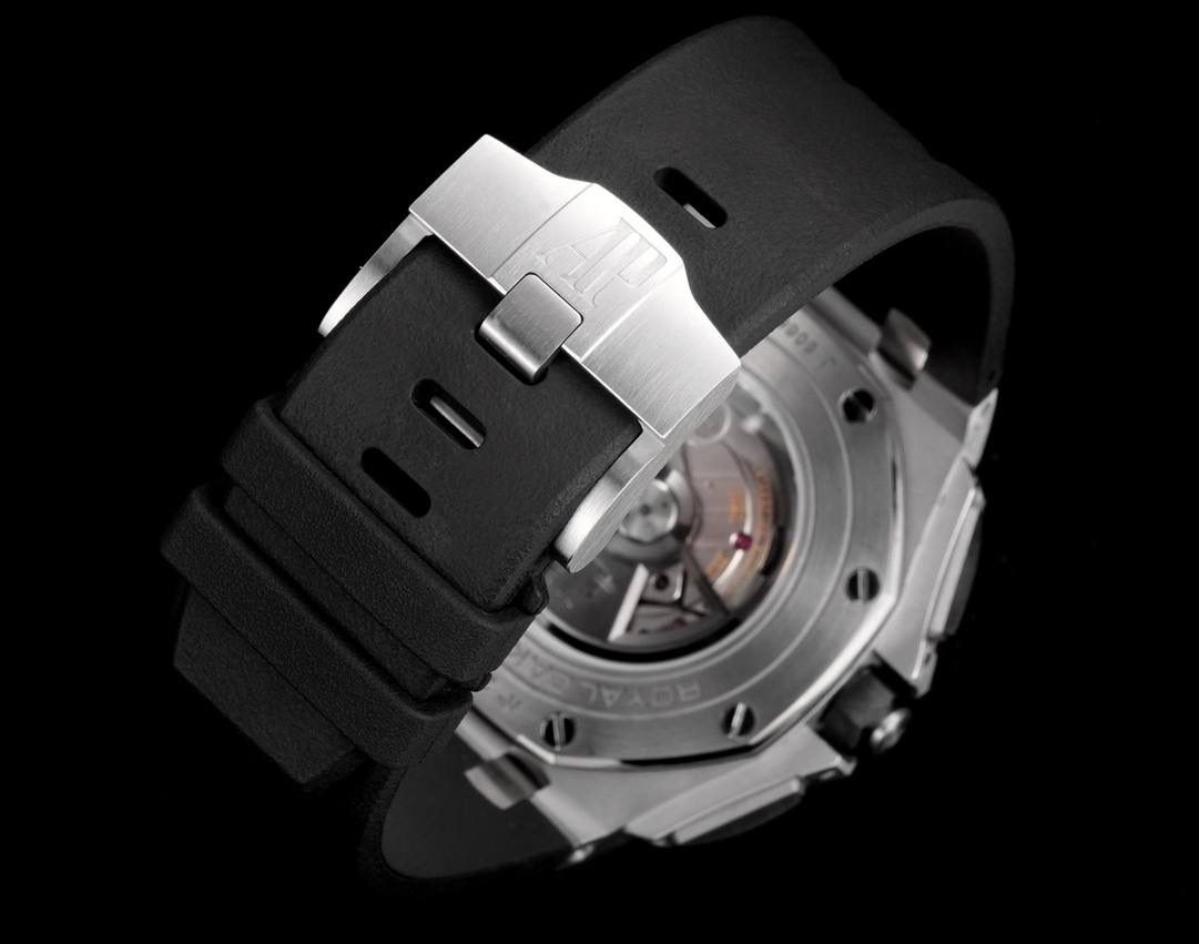 🚀皇家橡树离岸型26400/26238/26470系列正式登场！款式最全，做工最好的爱彼计时款腕表来了，有做工好的顶级货💯🔥廉价的小厂货就别去考虑了！ 1，机芯采用12位小秒的定制版3126计时机芯，完美还原原版所有功能。经过精密打磨，大大加强了其稳定性。 2，其中碳纤维系列表壳采用全新碳纤维复合材料——「Carbon TPT® B.4」打造，这种高科技材料比常规 Carbon TPT® 密度提高4%，纤维硬度提升15%，树脂强度提升30%，材料结构经过各项异性优化，保持轻盈同时无比坚韧，提供迄今最强的抗冲击性能。 3，字面颜色均采用目前最先进电镀技术，非几年前的简单喷漆技术。每一个巧克力格纹装饰，通过CNC级别打磨，无限接近原版。 4，同步原版搭载微微活动头粒，胶带采用进口氟橡胶材质，皮带采用美洲鳄鱼皮材质，更加耐磨耐造。