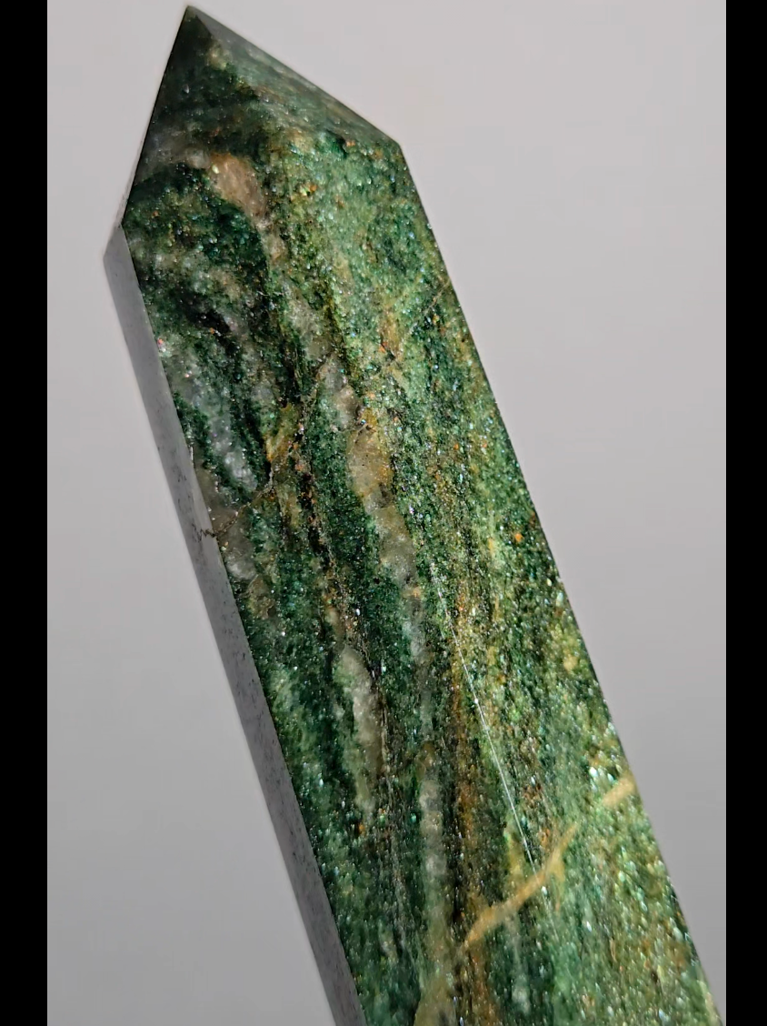 Green mica in fuchsite tower with natural marbling - MCA72