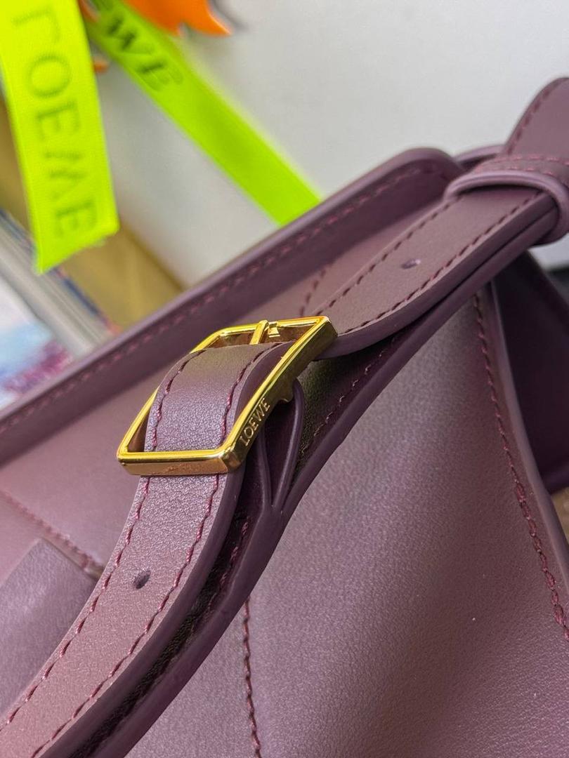 🎈新款吊床𝗛𝗮𝗺𝗺𝗼𝗰𝗸 𝗦𝗹𝗶𝗰𝗲 ——【酒红色到货‼️】 尺寸：𝟮𝟭-𝟮𝟱-𝟭𝟬𝗰𝗺 编码：652407 吊床𝗛𝗮𝗺𝗺𝗼𝗰𝗸家族迎来新成员—𝗛𝗮𝗺𝗺𝗼𝗰𝗸 𝗦𝗹𝗶𝗰𝗲，新作采用细腻柔软的亮面小牛皮制作而成，重新以纤巧比例焕新演变成新造型。搭配可拆卸可调节长肩带，灵活实现多功能背法及百变风格。