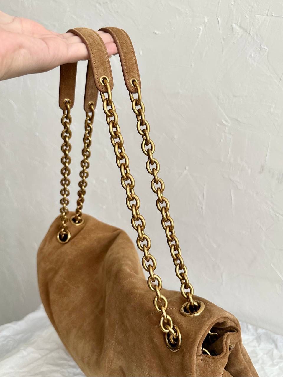 销量王🔥 ys1 jamie羊皮链条大包 麂皮棕 第2批到❗️这个羊皮，zp是微微珠光感的 市场上现在出的都是哑光的羊皮 背出去可以说是一眼jia🥲 小包用不对版或者差一点的皮还说能浑水摸鱼 但是大包真的不行😂 要不是为了等这个正确版原厂皮 我们早就出货了！还有五金也是全部等对版的 包括小小的一个鸡眼，一点都不能马虎 需要高品质的bb跟我走，不会错！ 43×29×9cm742431m